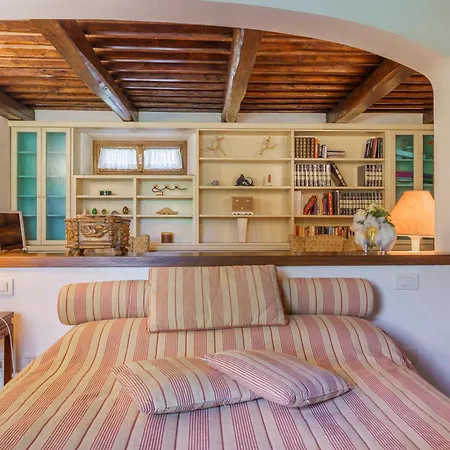 Rustico Tra Pisa, Lucca E Firenze アパート